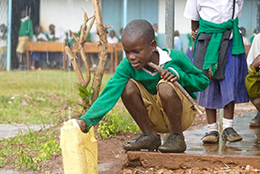 Ein Schulkind in der Region Kagera in Tansania versorgt sich mit sauberem Wasser - dank Lions Club und der Hilfsorganisation Jambo Bukoba.